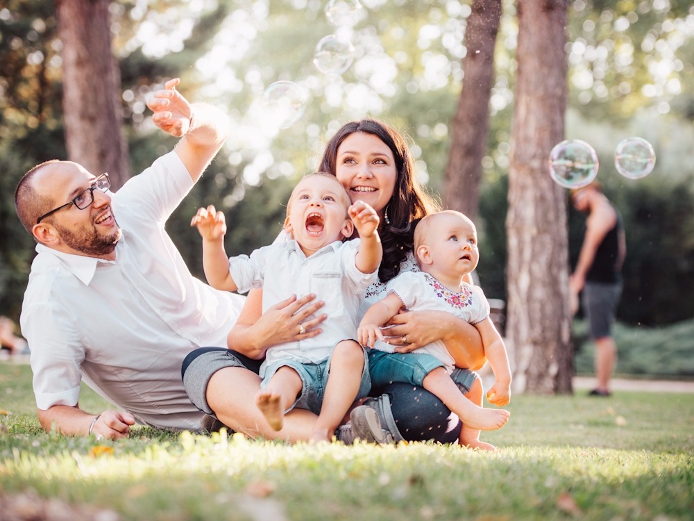 Familie mit Seifenblasen